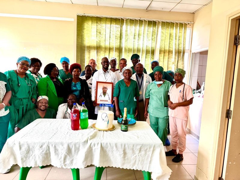 Colegas do Hospital Provincial de Chimoio a homenagear o Dr. Juvenale