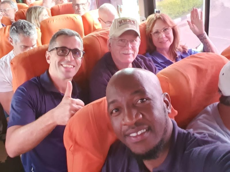Dr. Juvenale em viagem com equipa de missão médica