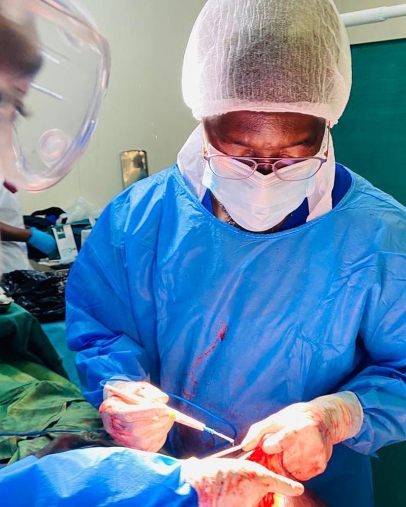 Dr. Juvenale durante uma cirurgia