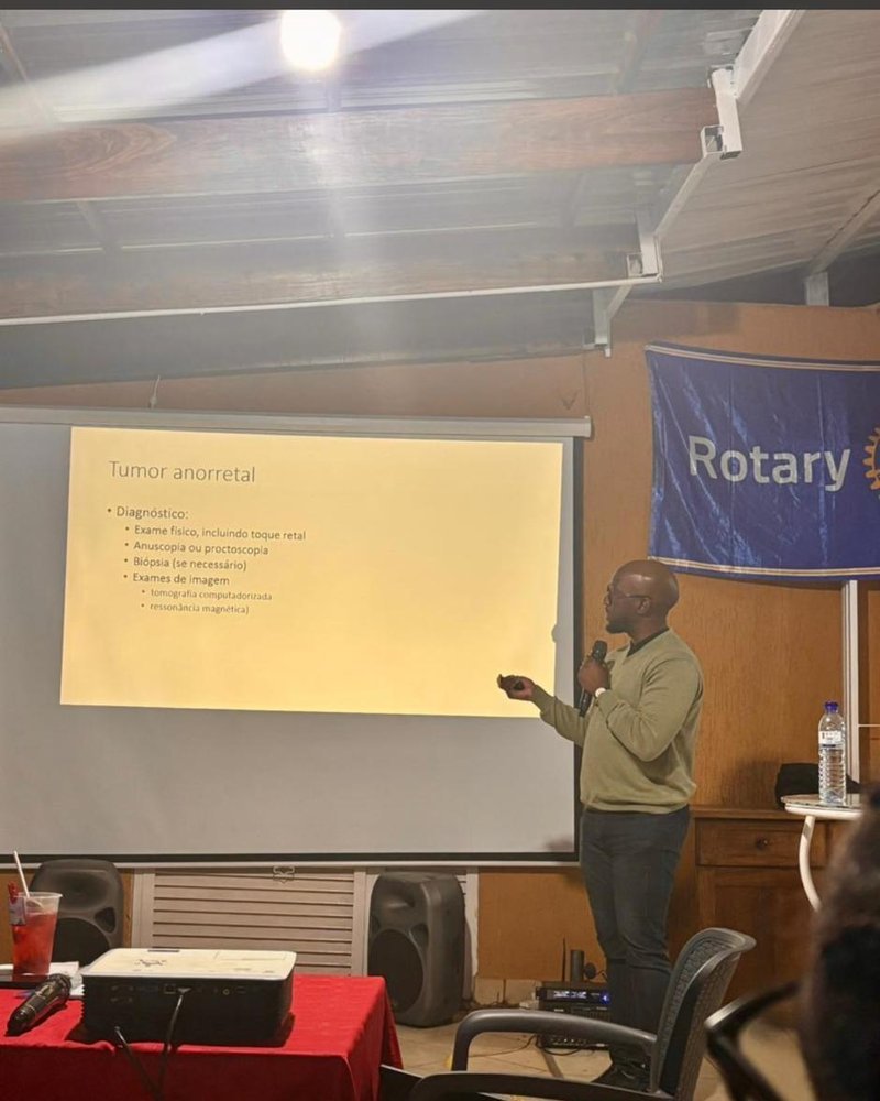 Dr. Juvenale em palestra sobre tumor anorretal num evento do Rotary